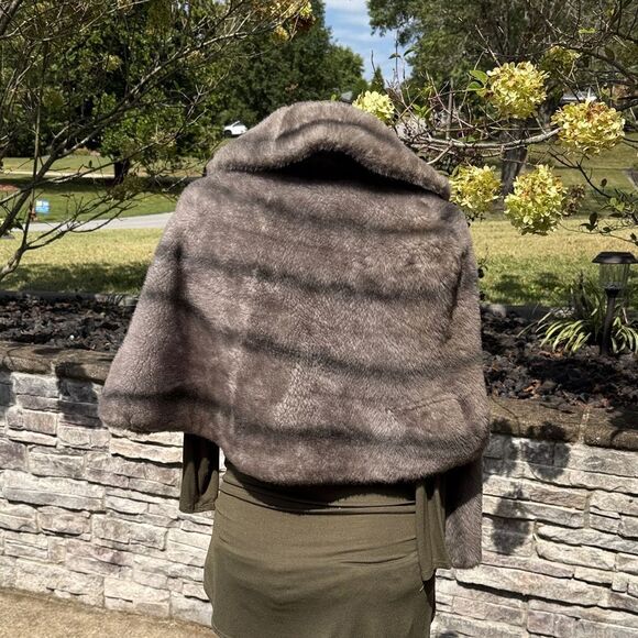 Elegant Gray Fur Shawl - Picture 3 of 9